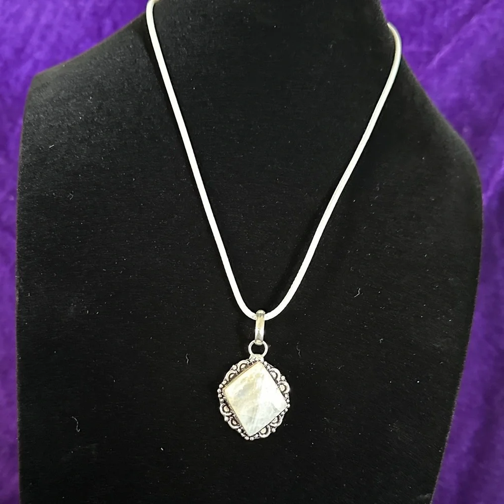 Elegant Natural Stone Pendant Necklace - Picture 2 of 11